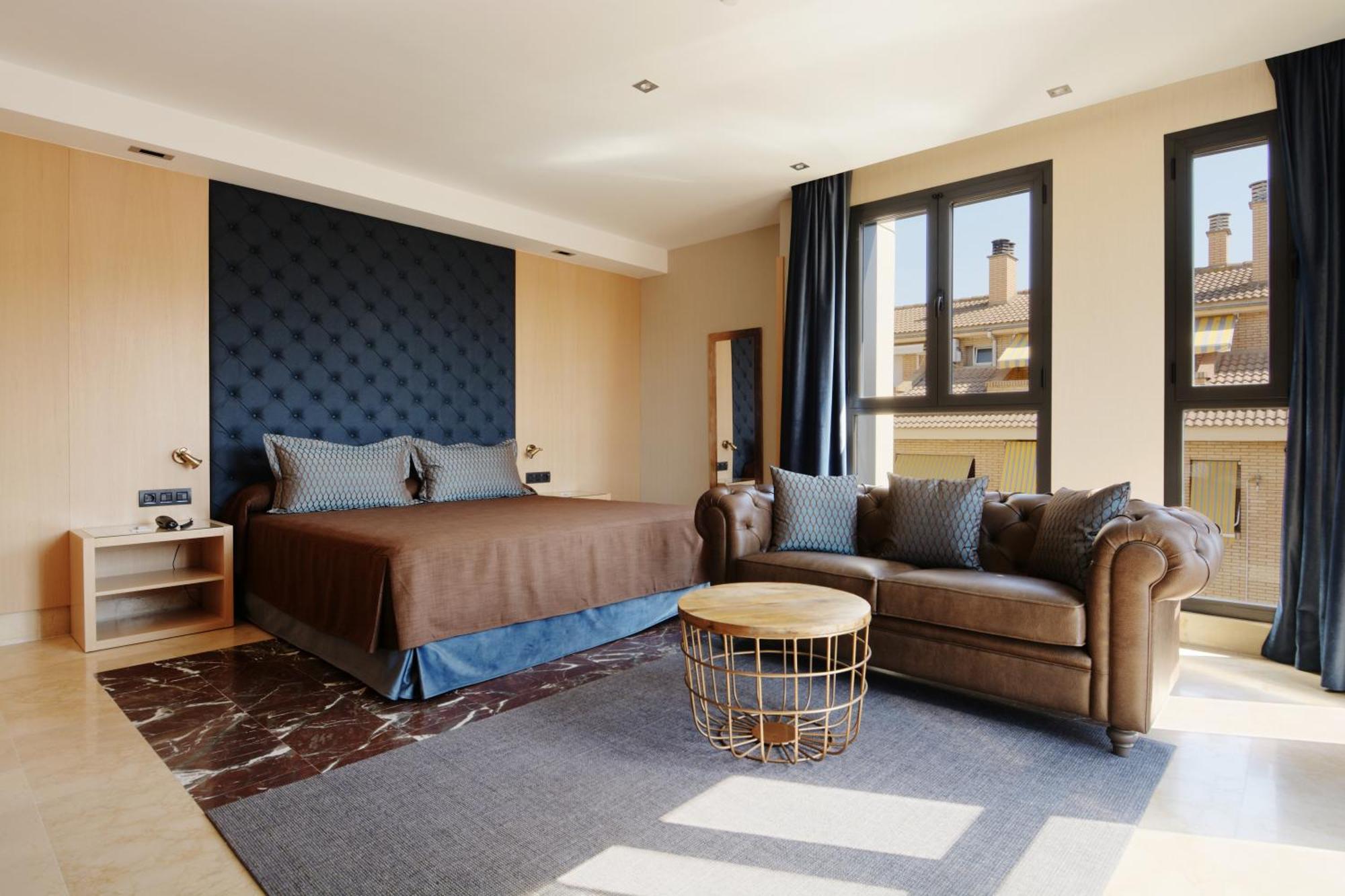 Pedro I De Aragon Hotel
