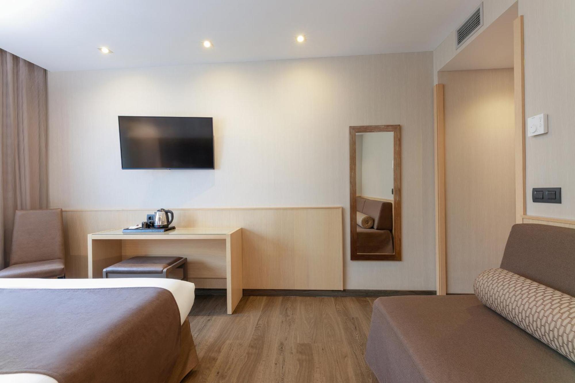 Pedro I De Aragon Hotel